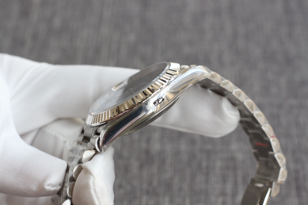 Rolex Datejust, 40mmx13mm in diameter, three beads with