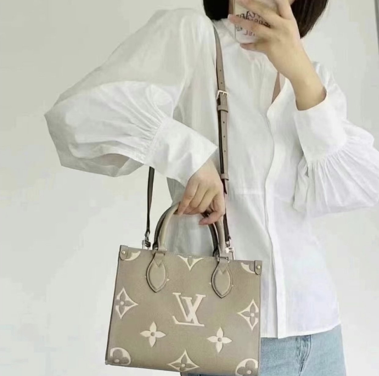 LV 164127 bag style