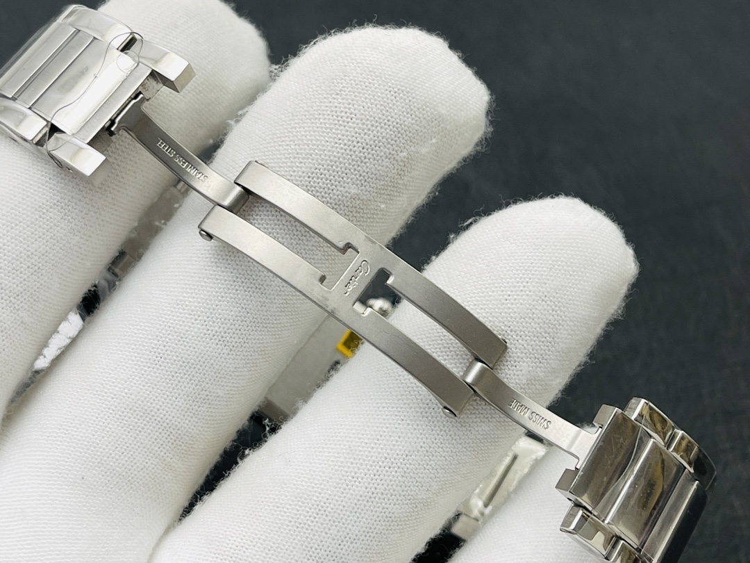 Cartier tank must de means that you must have a piece of Cartier.