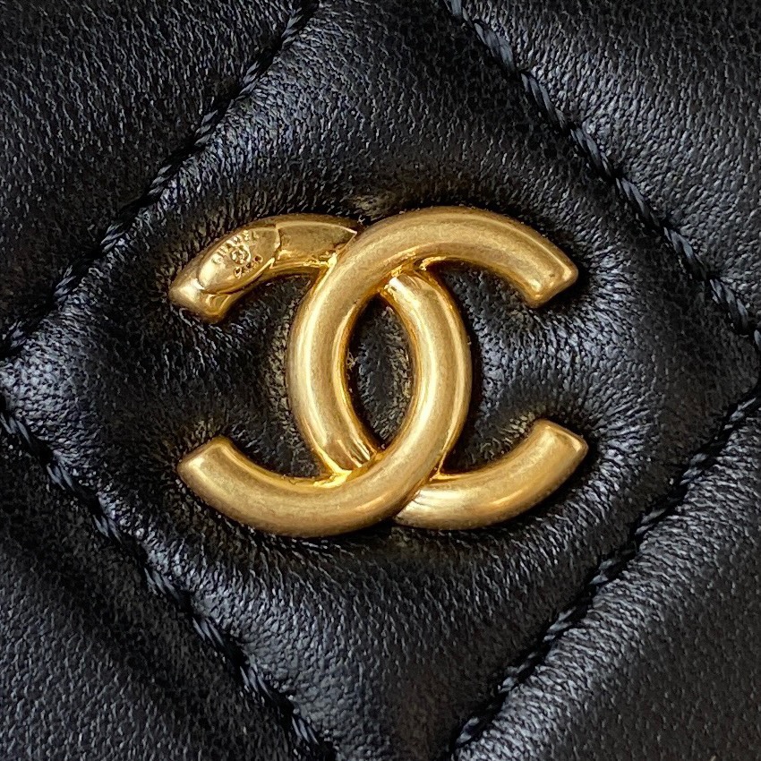 Chanel AP2303 bag