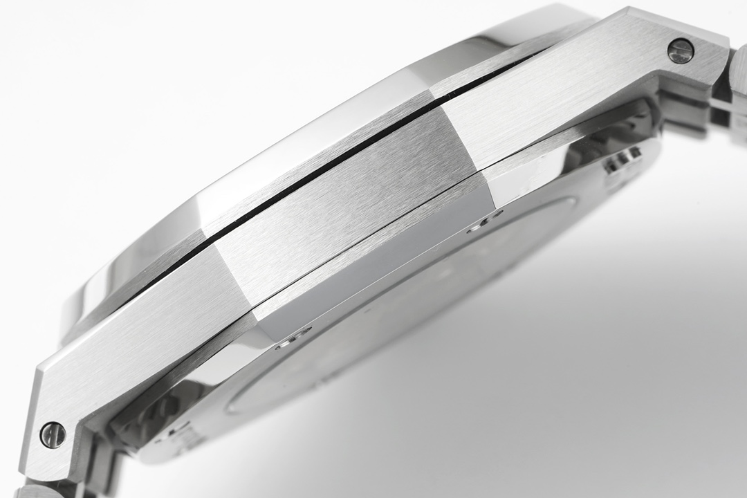 Audemars Piguet Royal Oak 15400V2 version