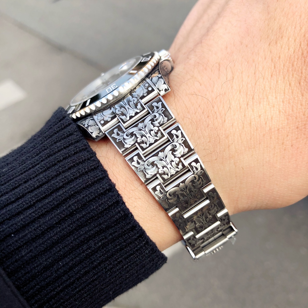 Combining Rolex’s classic water ghost with hand-carved gold craftsmanship