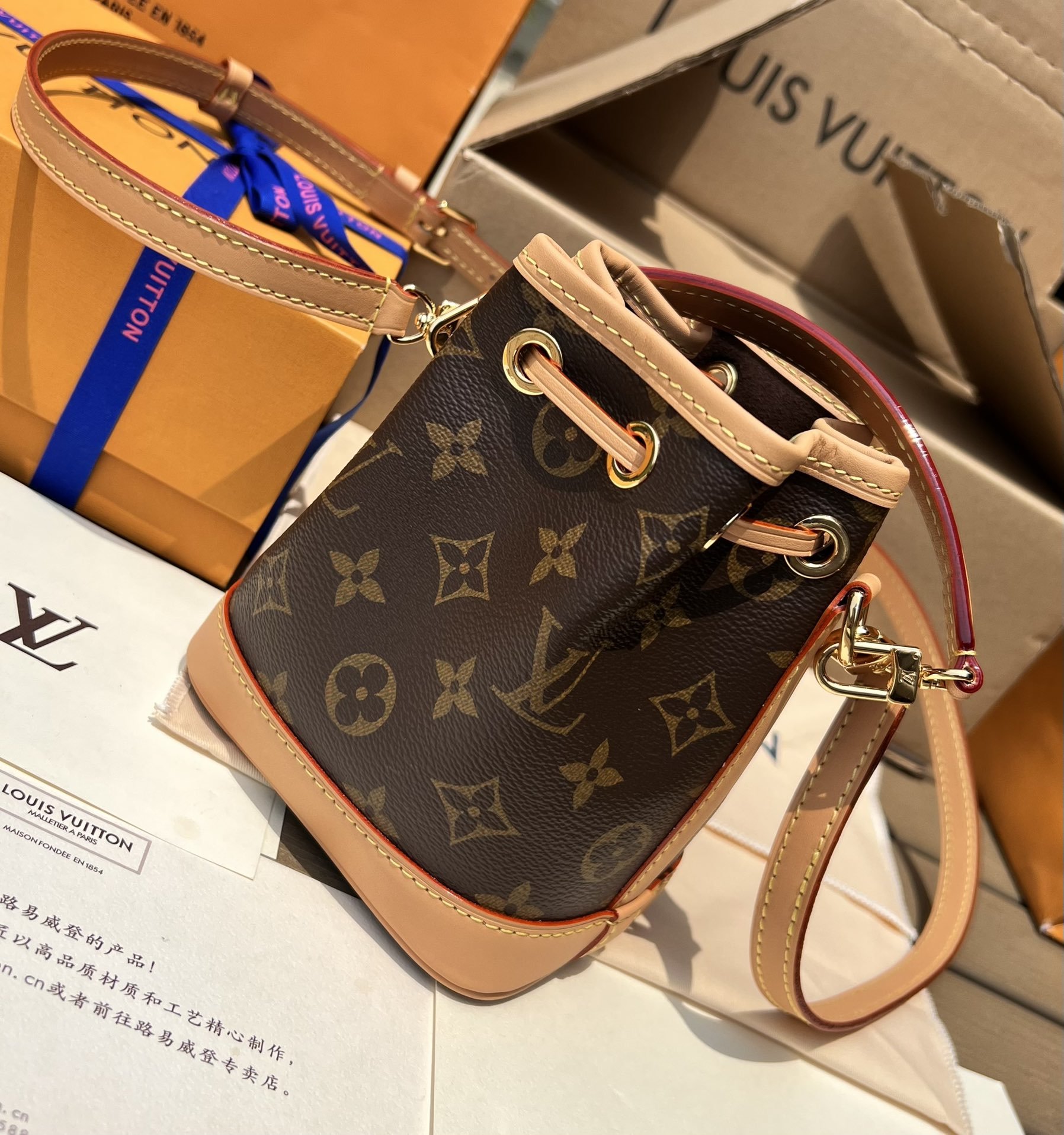 LV 163988 bag style