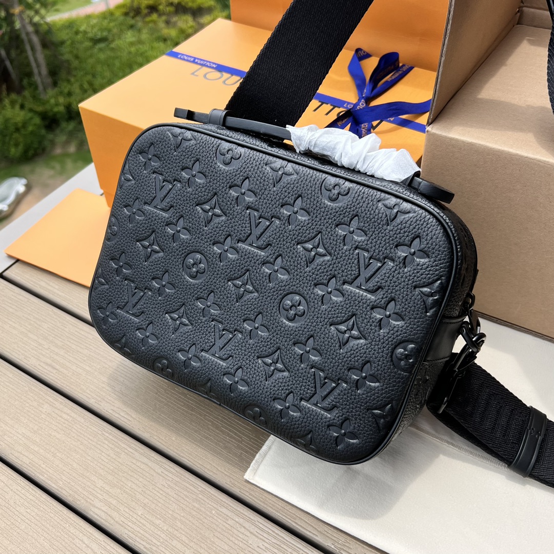 LV164447 men's bag