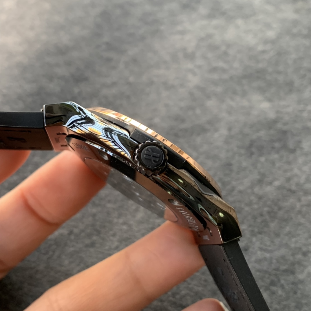 Hublot [ceramic case] 542.CM.1171.RX