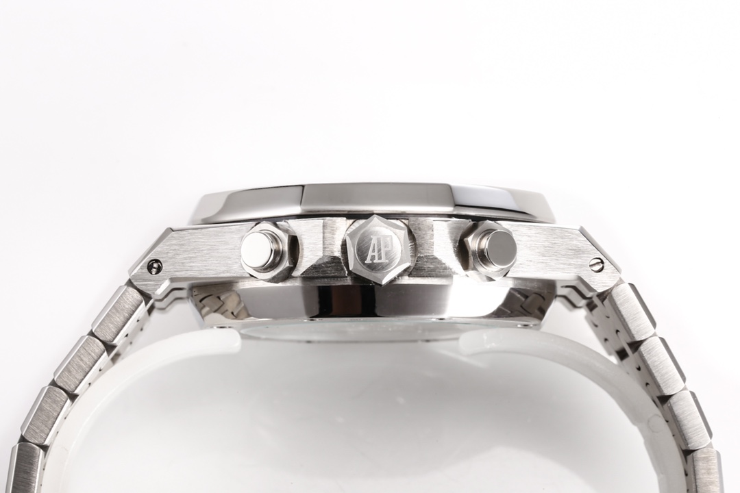 The new 26240 chronograph in the Audemars Piguet Royal Oak series