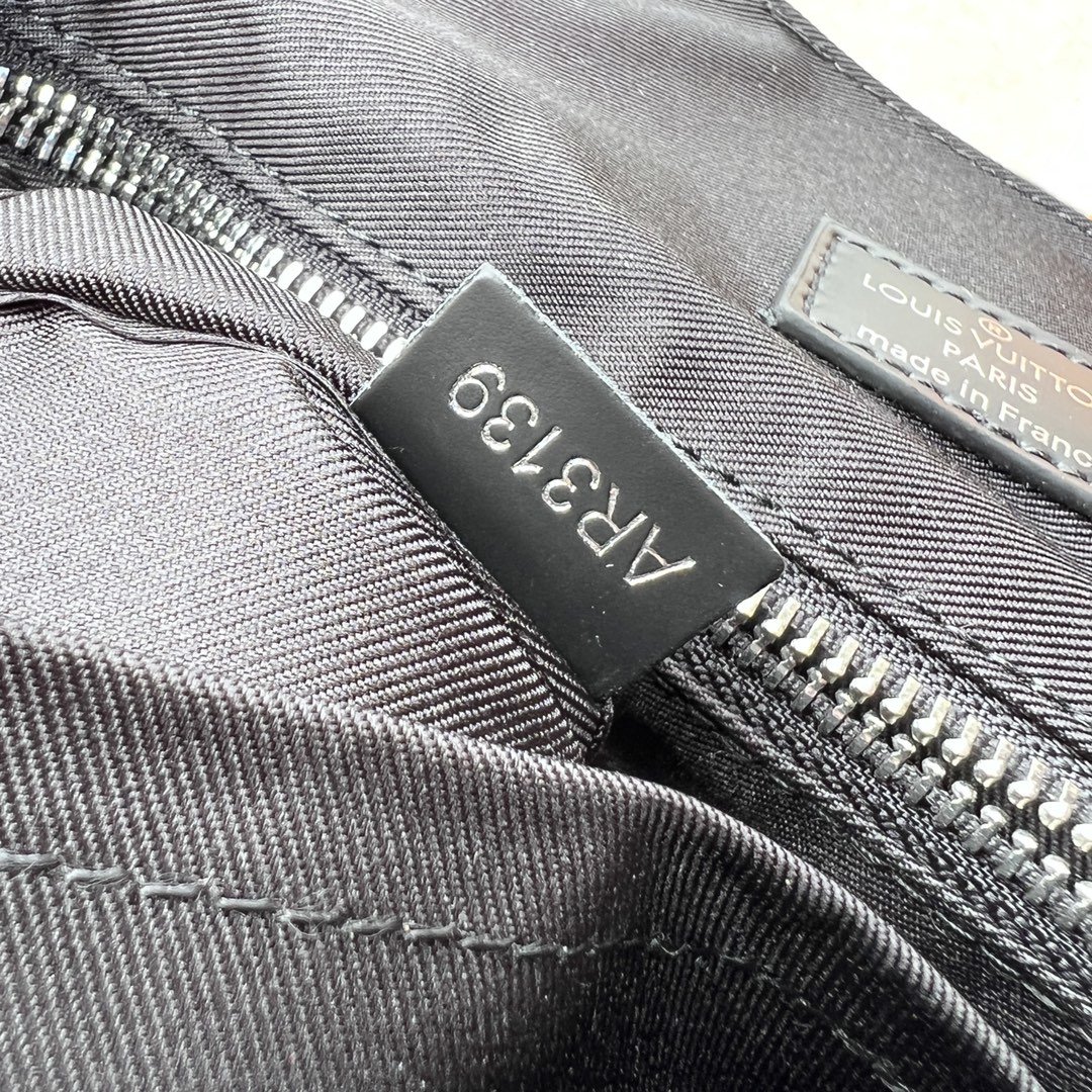 LV164236 travel bag