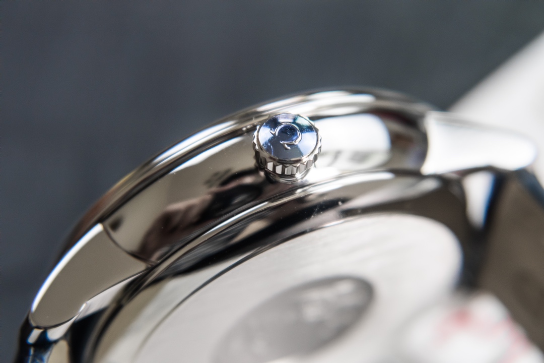 Omega Kinetic Die Fei is equipped with 2824