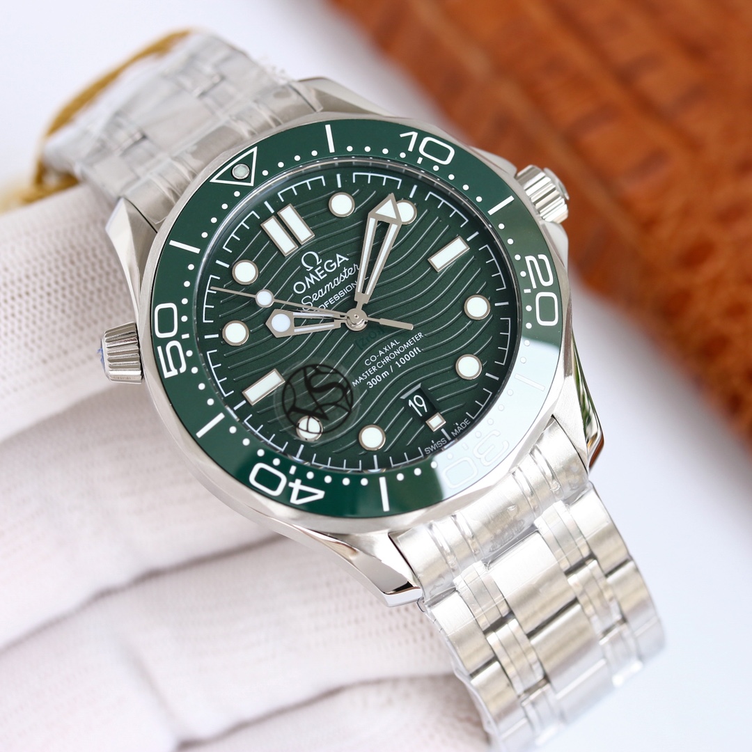 Green Seamaster uses the Double T black balance wheel 8800 movement, a 42 mm c