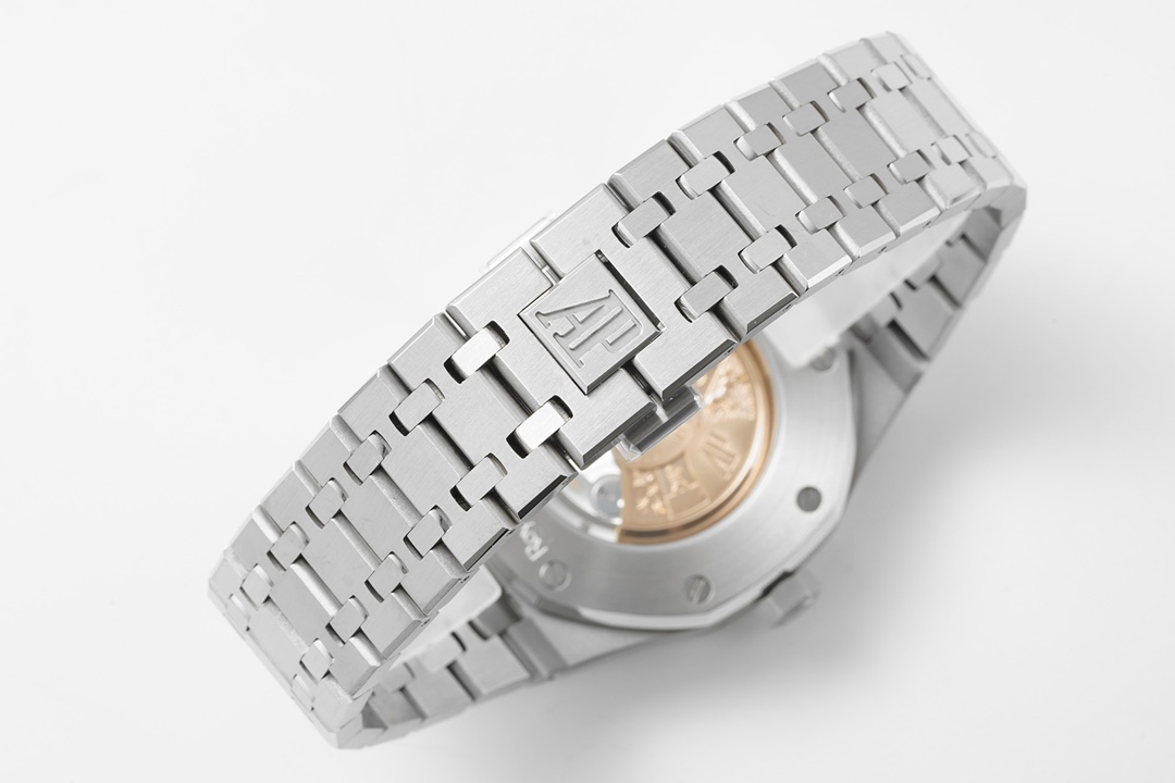 Audemars Piguet Royal Oak 15400V2 version