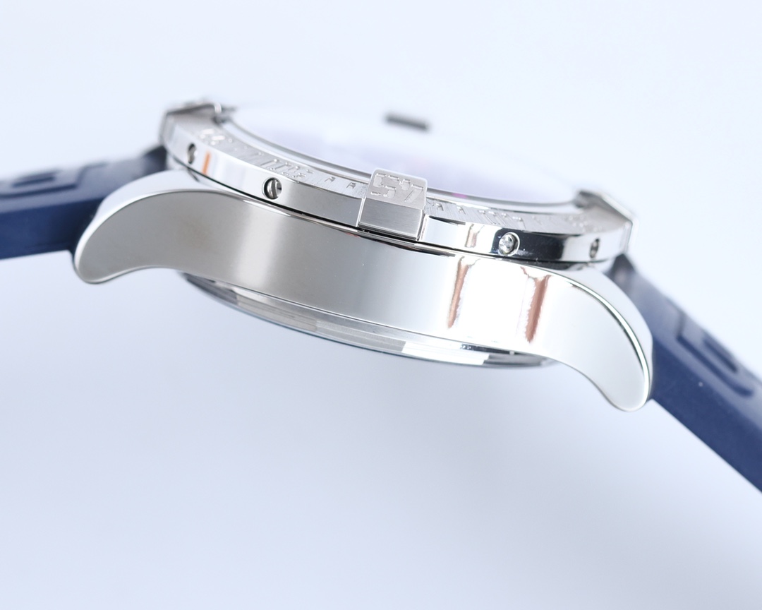 Breitling Avenger Chronograph 43