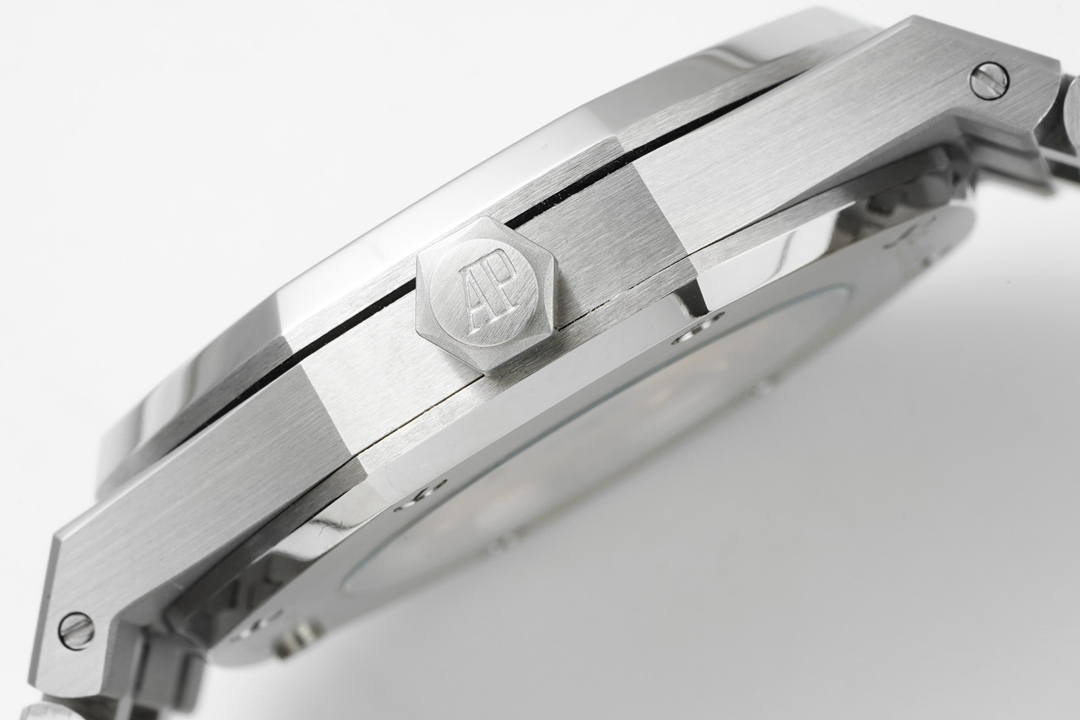 Audemars Piguet Royal Oak 15400V2 version