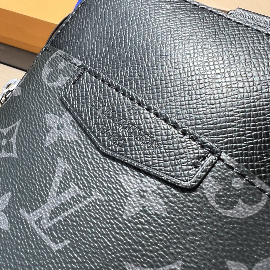 LV164426 men's bag style