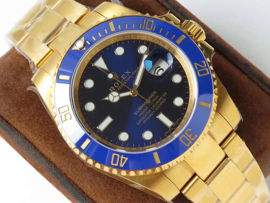 Rolex Submariner gold-packed full range!