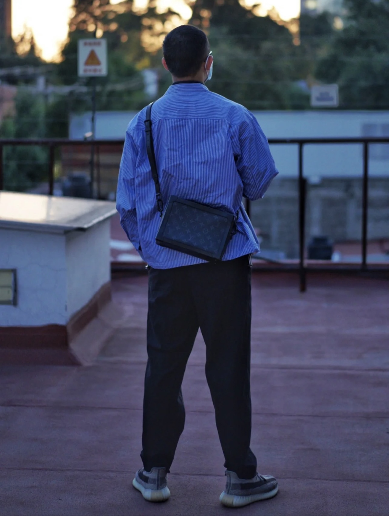 LV164483 men's and women's bag