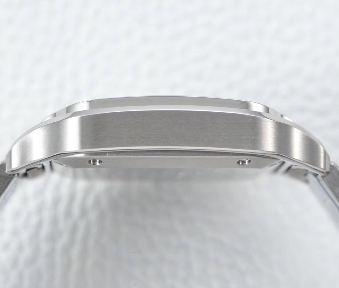 Cartier's new Santos case: 316 material dial
