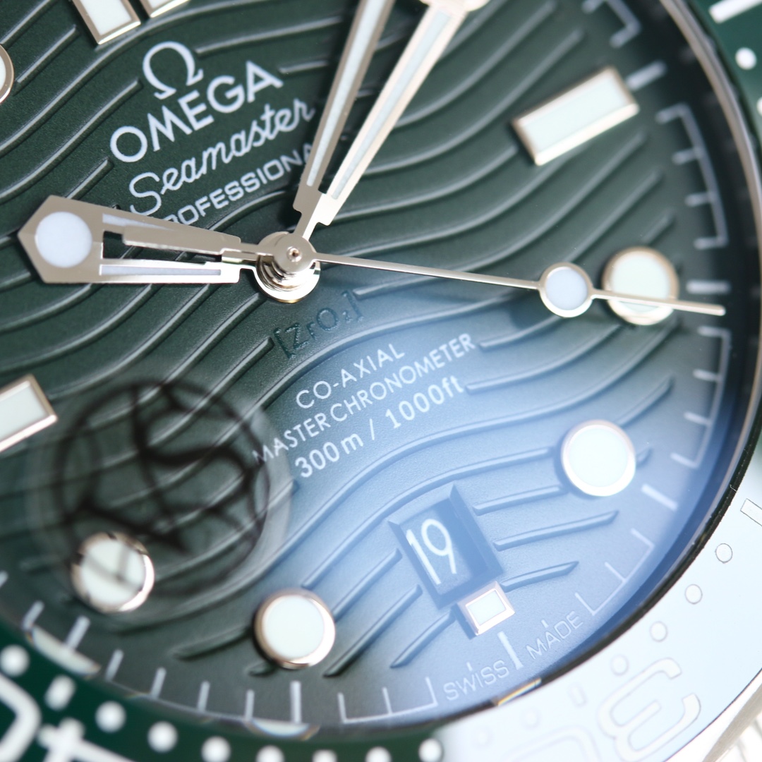 Green Seamaster uses the Double T black balance wheel 8800 movement, a 42 mm c