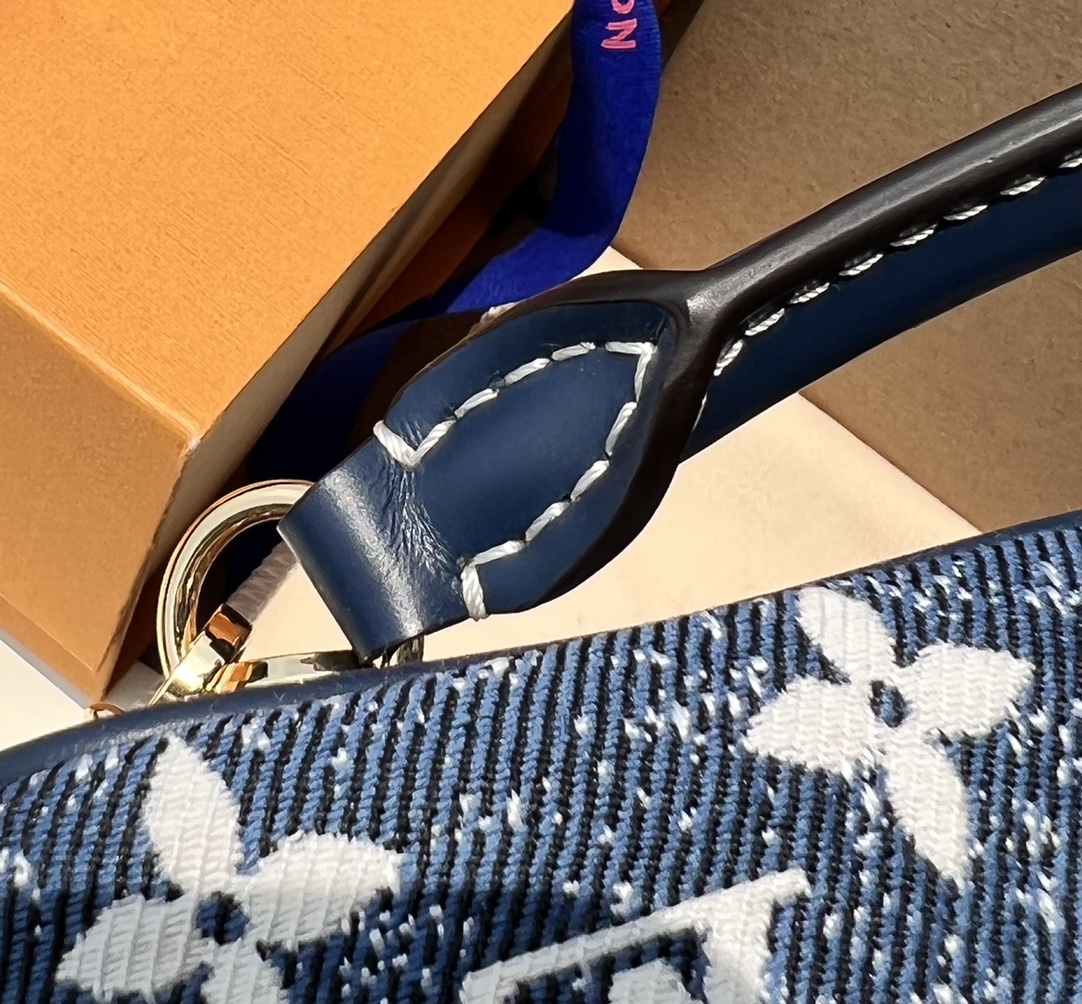 LV164885 denim bag