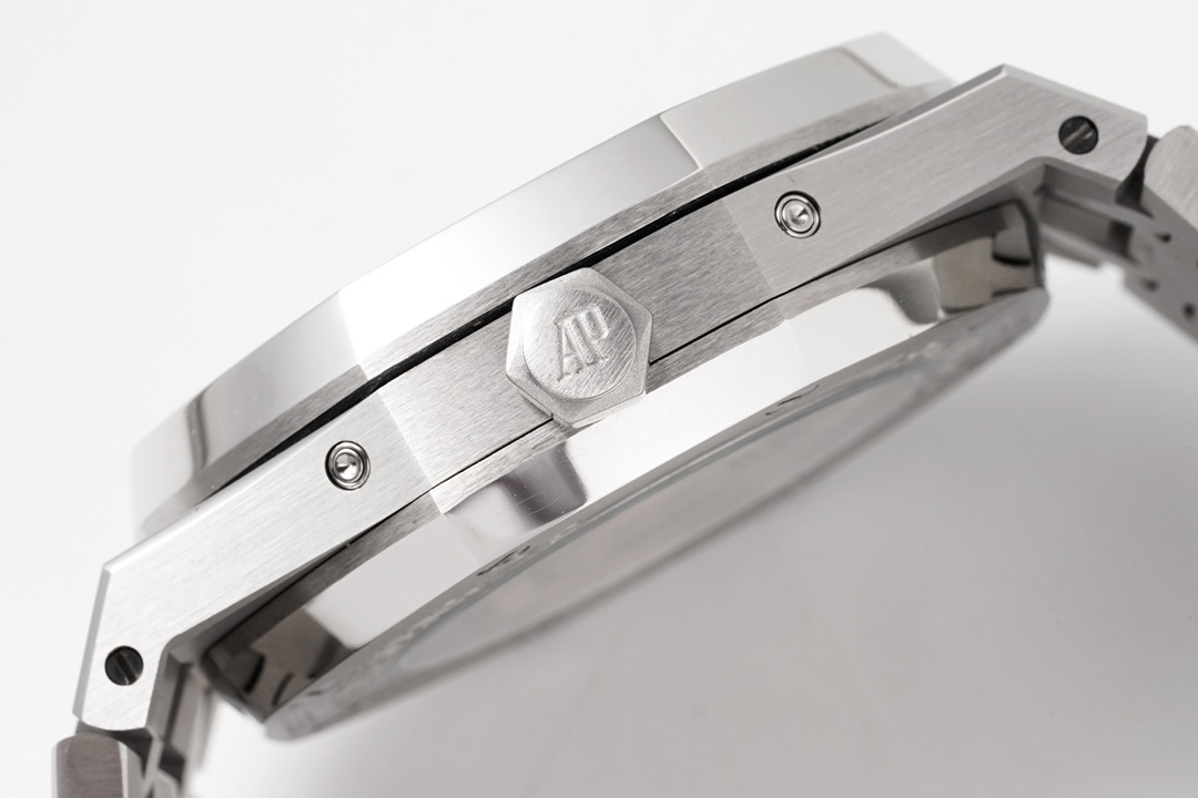 Audemars Piguet Royal Oak series multi-functional watches 26574 and 26606 are equipped with