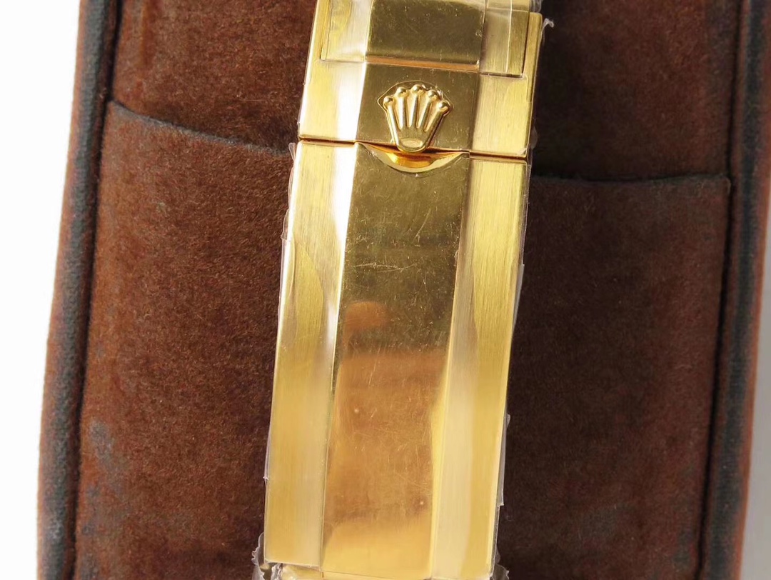 Rolex Submariner gold-packed full range!