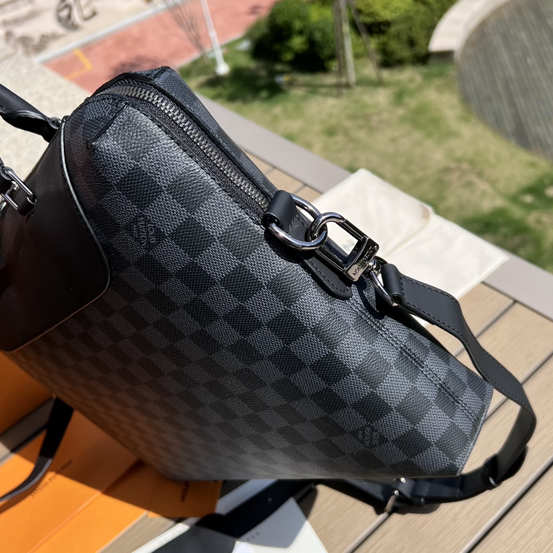 LV164402 men's bag