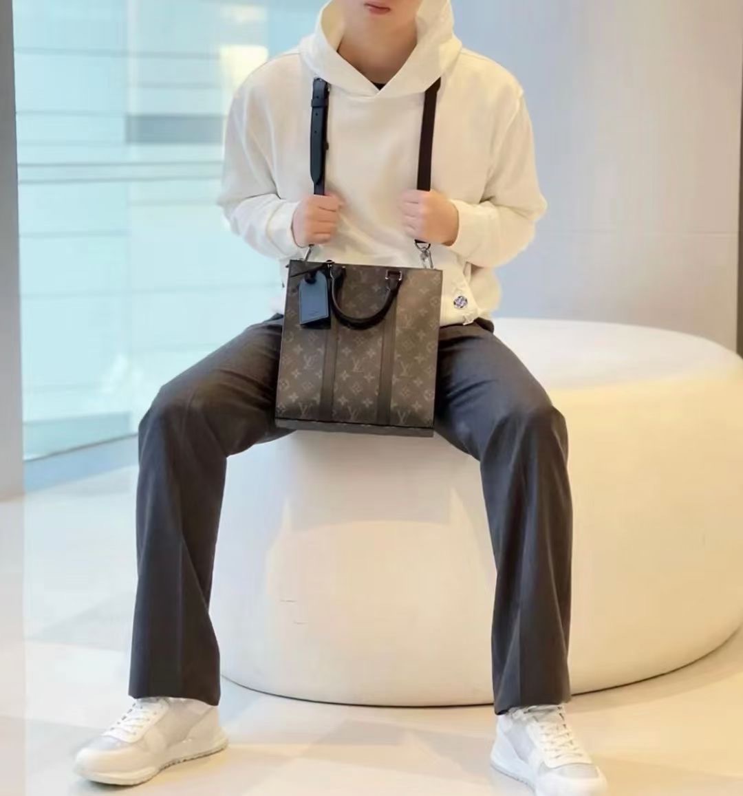 LV164396 men's bag