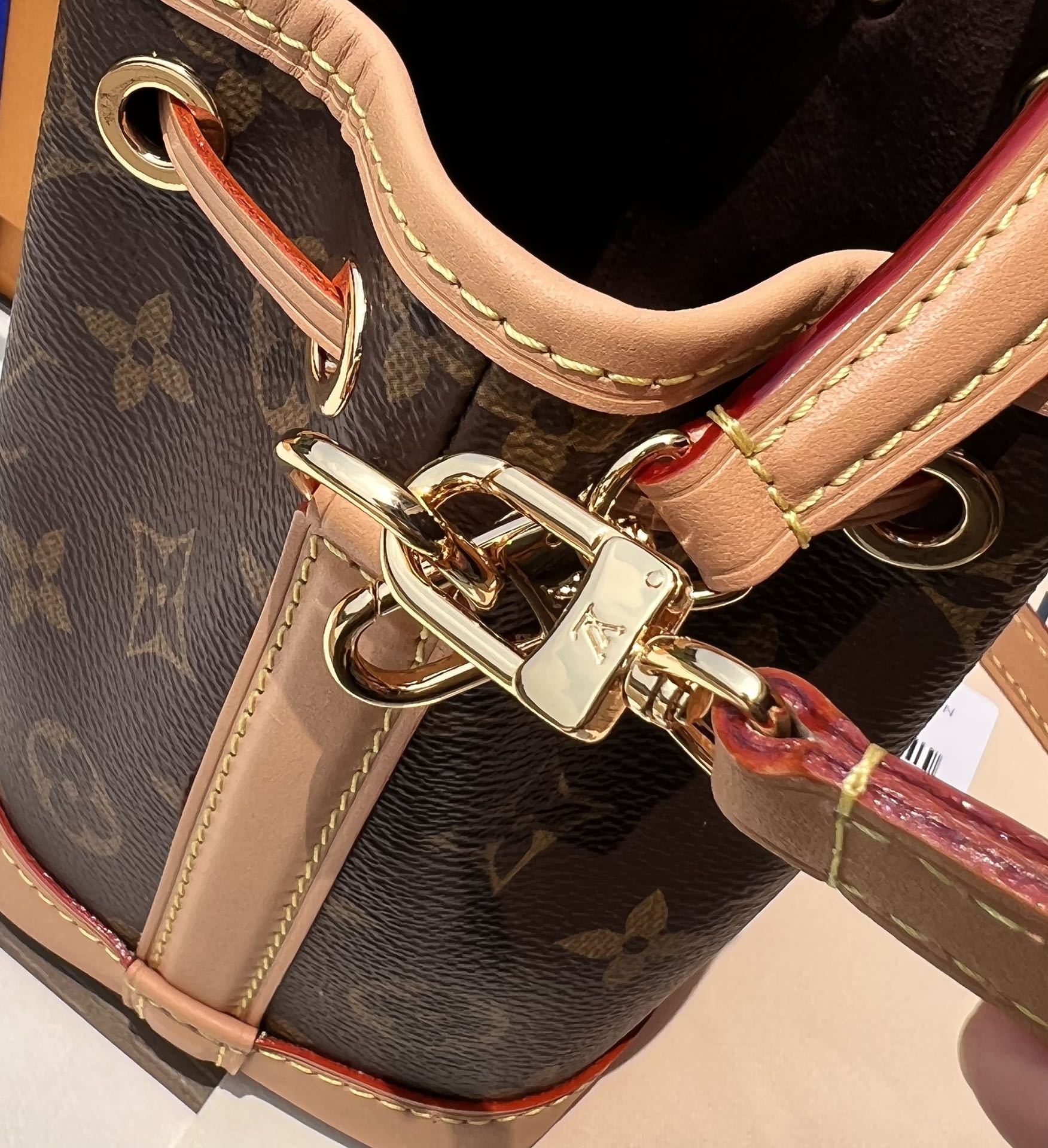 LV 163988 bag style