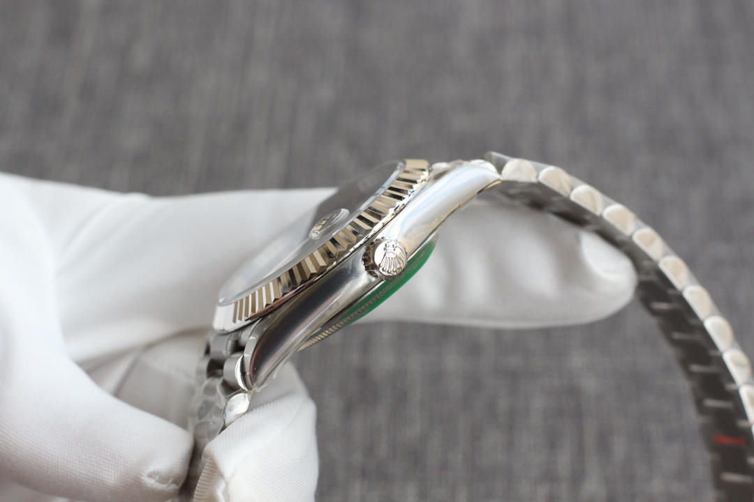 Rolex Datejust, 40mmx13mm in diameter, three beads with