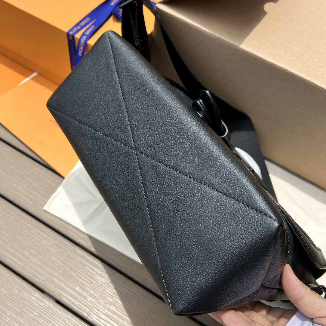 LV164483 men's bag