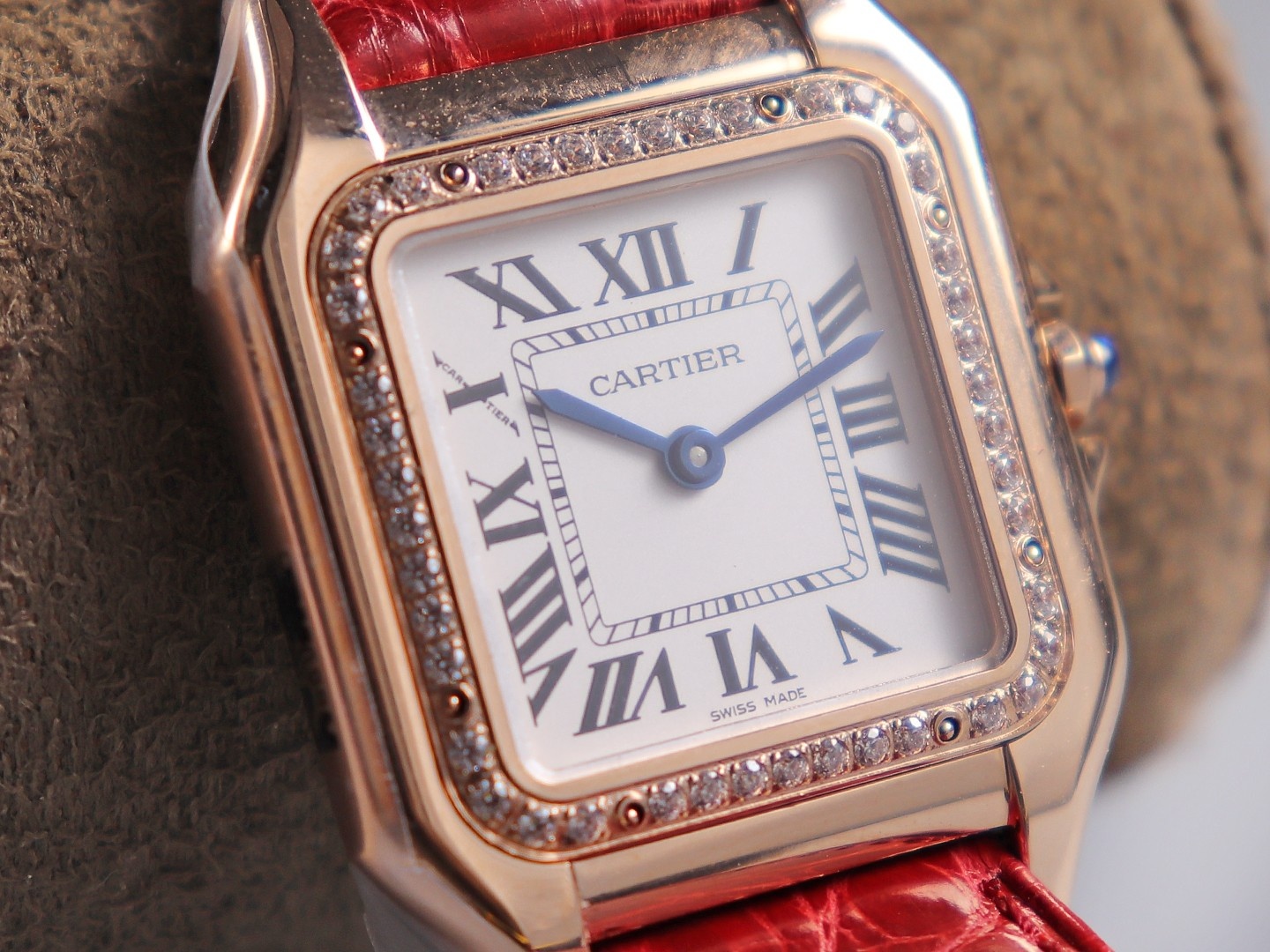 Cartier cheetah watch size: 27 x 37 mm, 22*30 mm