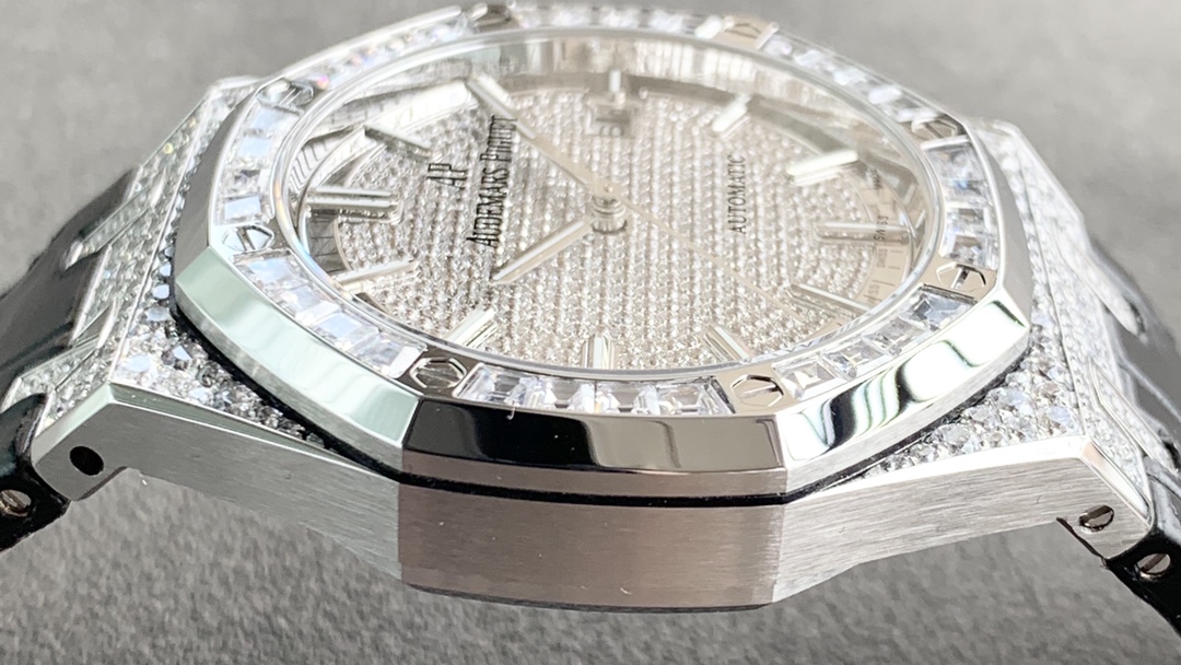 Audemars Piguet Royal Oak series 15402OR.ZZ.D003CR.01 Gypsophila watch