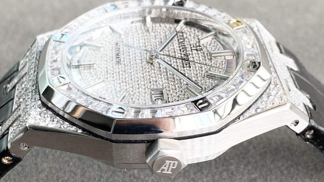 Audemars Piguet Royal Oak series 15402OR.ZZ.D003CR.01 Gypsophila watch