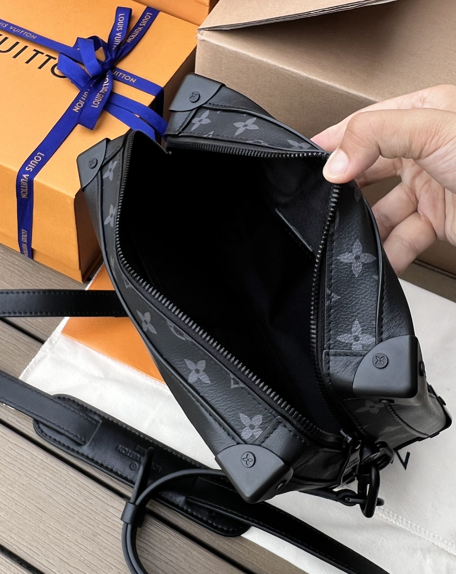 LV164483 men's and women's bag