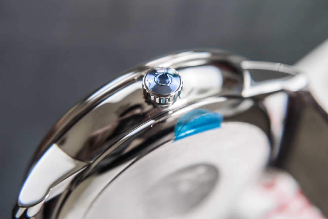 Omega Kinetic Die Fei is equipped with 2824