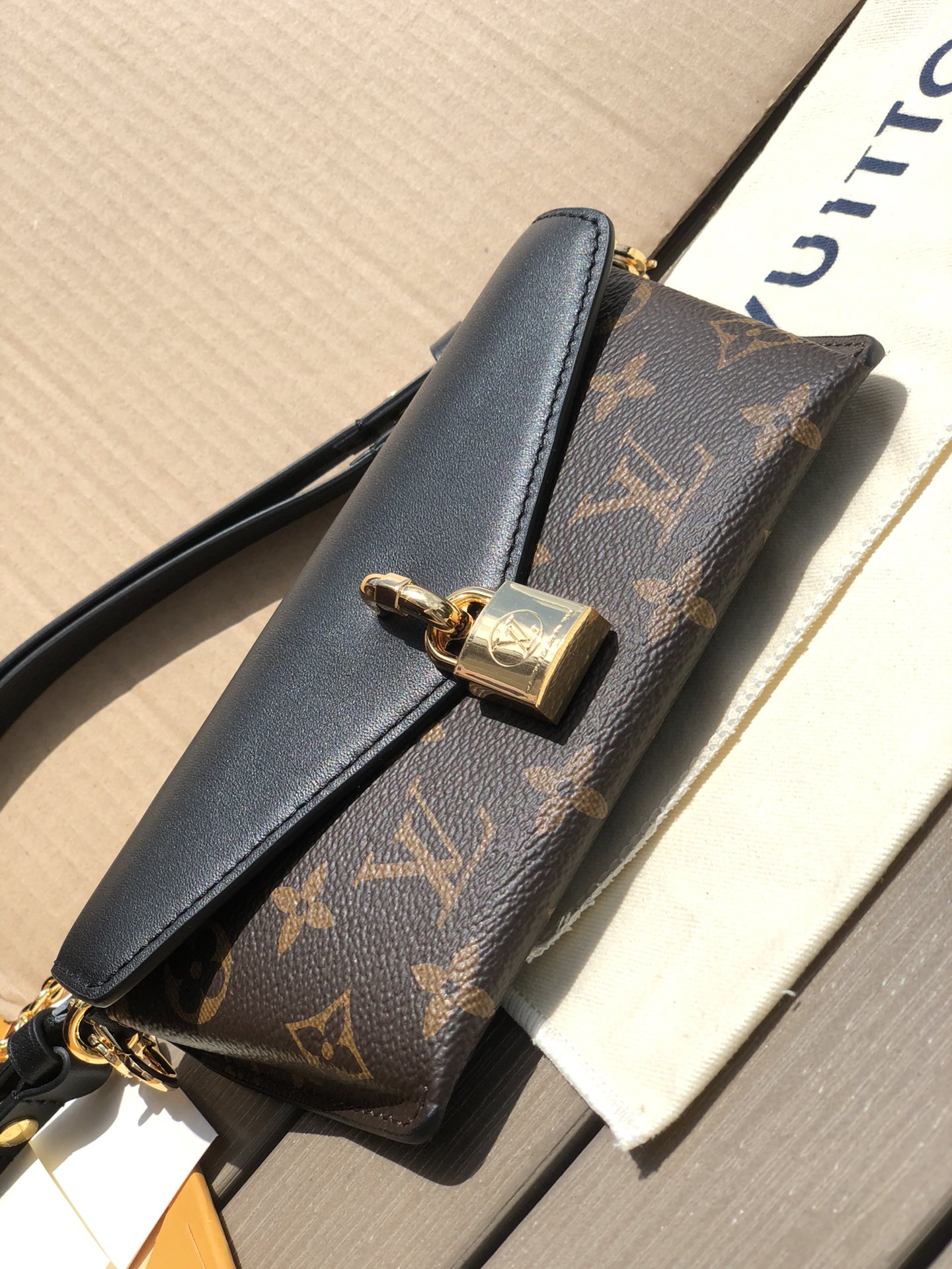 LV164593 bag