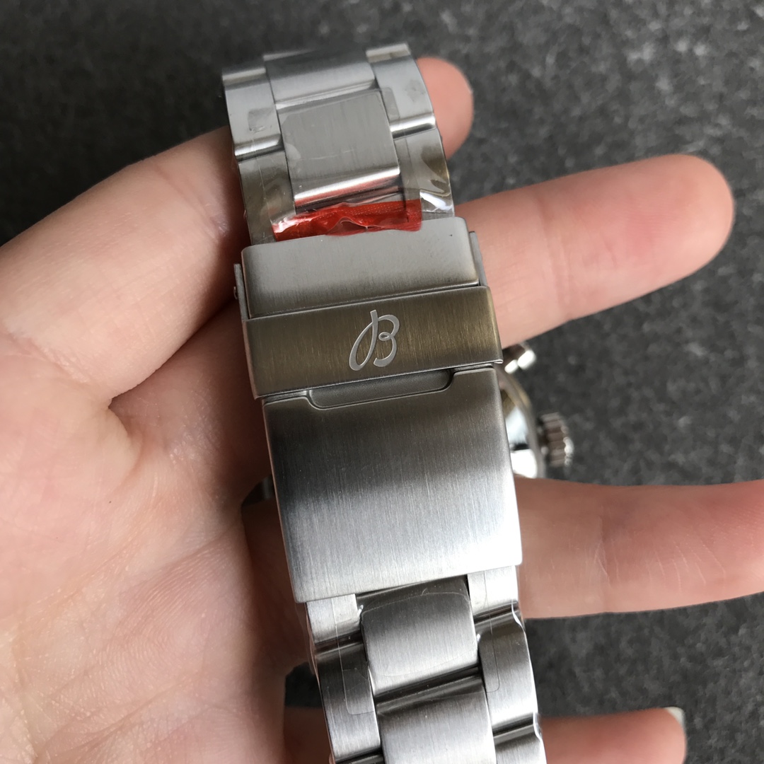 The Breitling Pilot 8 series is shipped, carrying the 7750 movement,