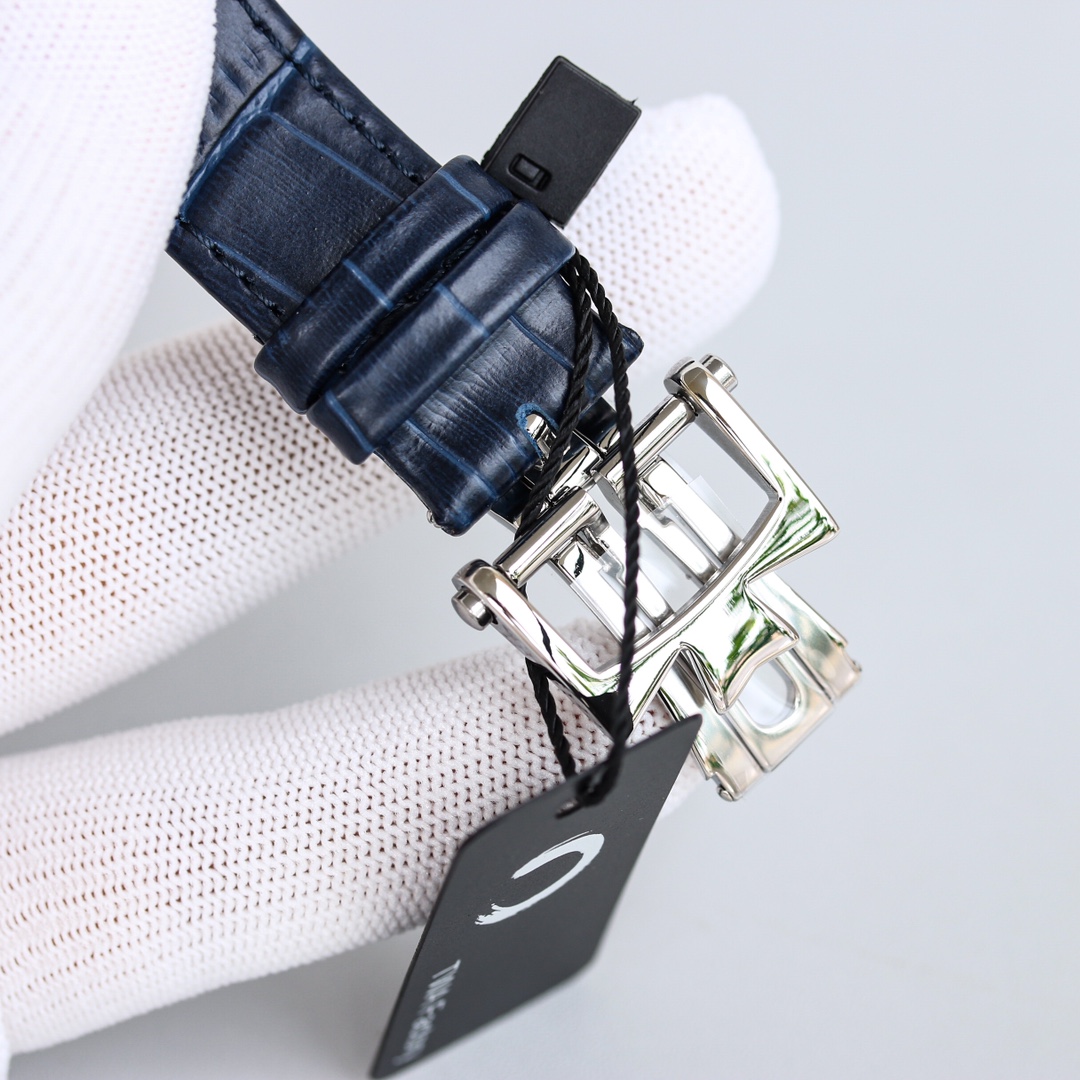 TWA Vacheron Constantin multi-function wristwatch is elegant