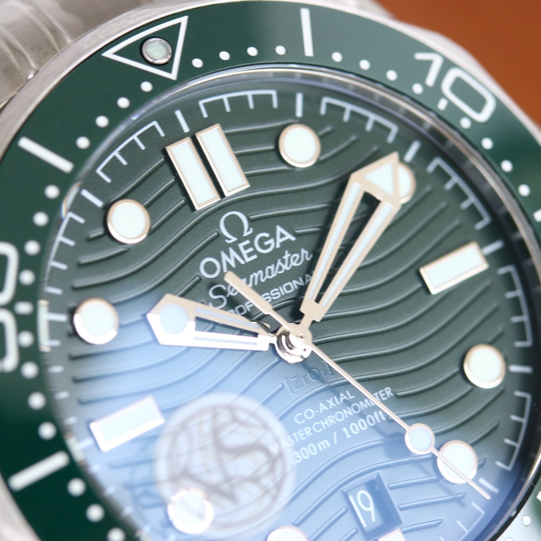 Green Seamaster uses the Double T black balance wheel 8800 movement, a 42 mm c