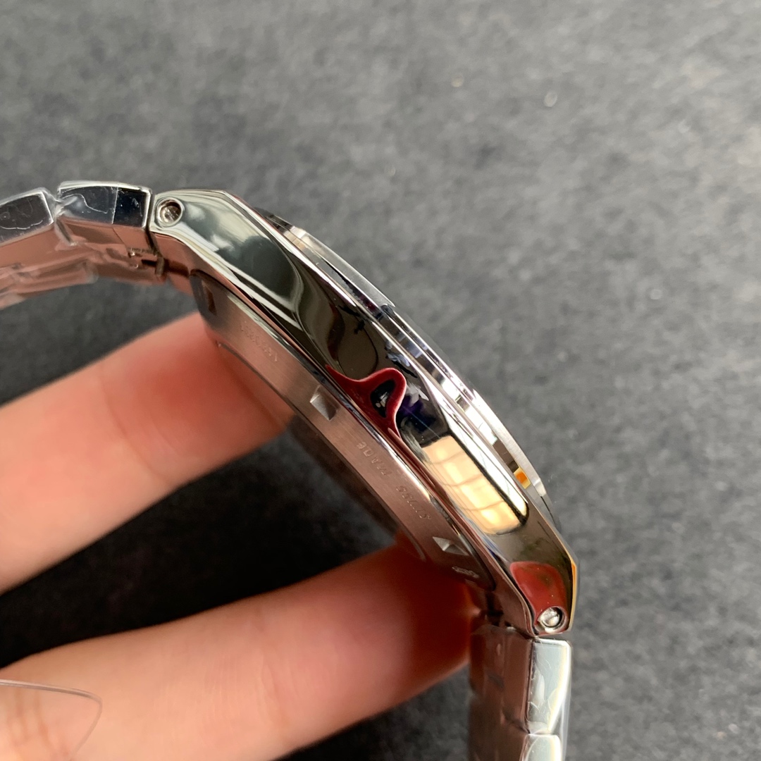 Vacheron Constantin Overseas is a high-quality stainless steel case