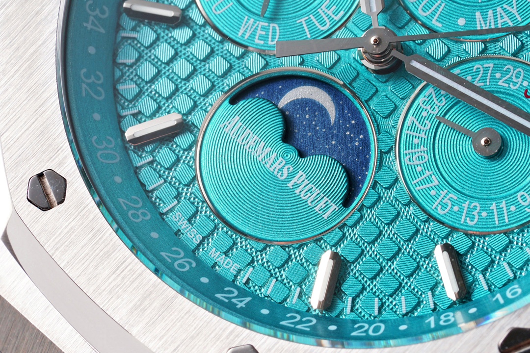 Audemars Piguet Royal Oak series multi-functional watches 26574 and 26606 are equipped with