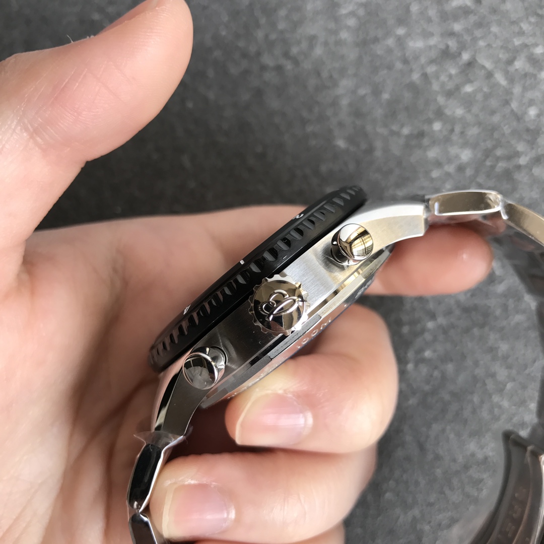 The Breitling Pilot 8 series is shipped, carrying the 7750 movement,