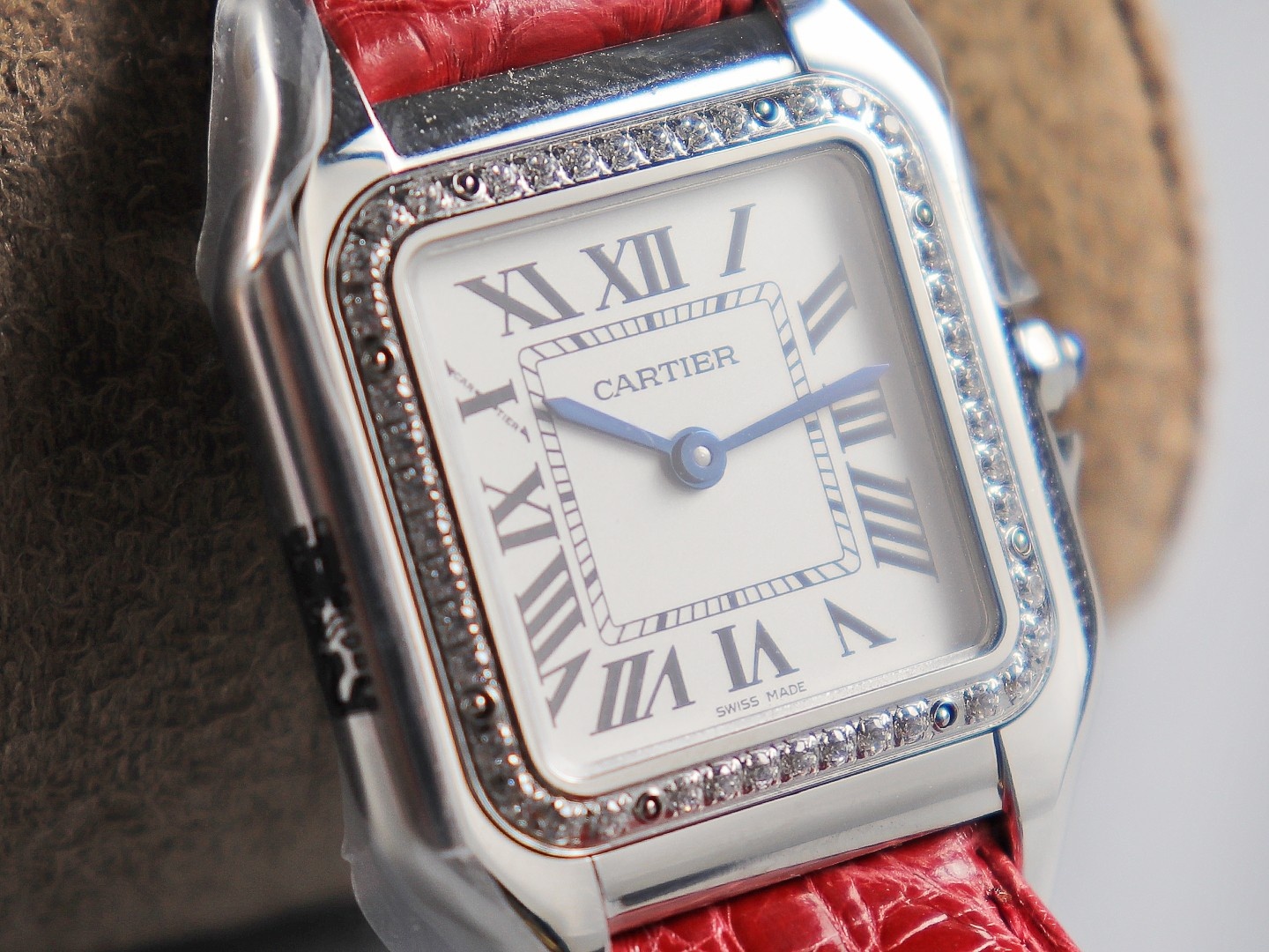 Cartier cheetah watch size: 27 x 37 mm, 22*30 mm,