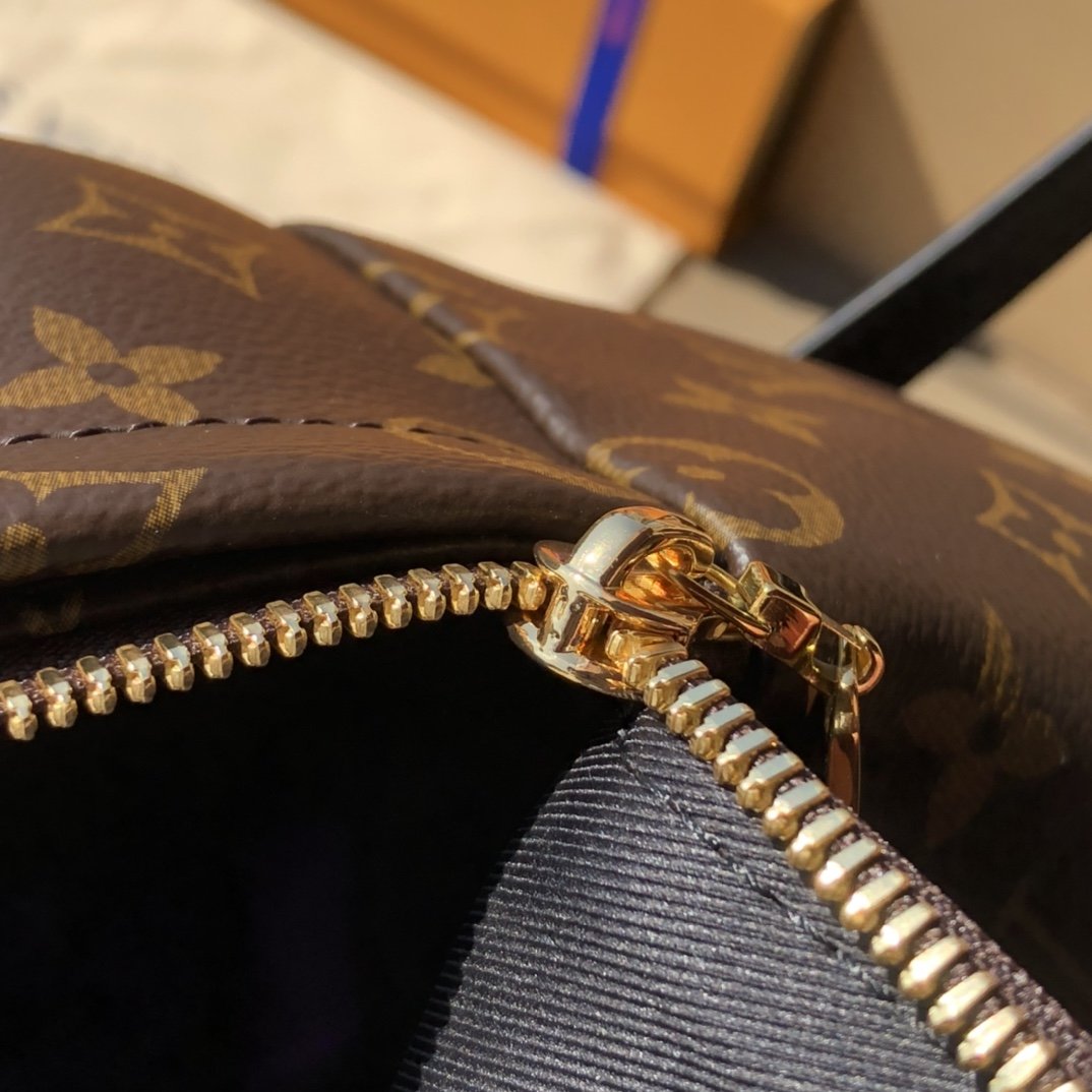 LV164219 travel bag