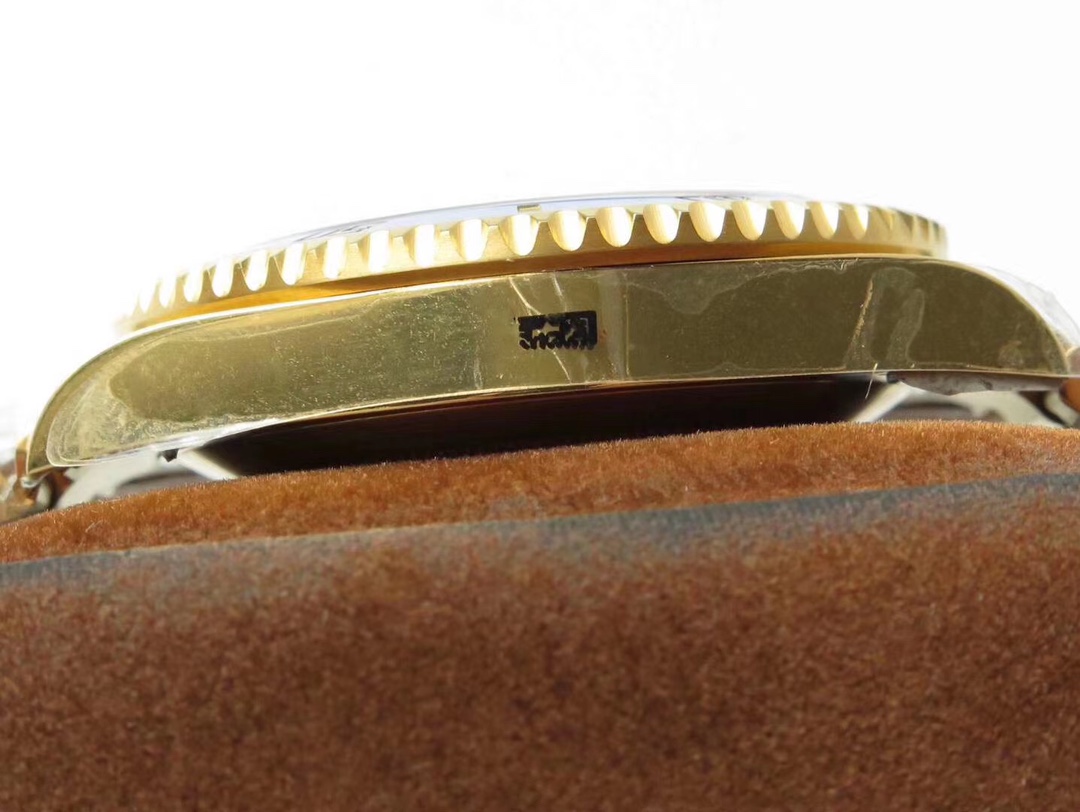 Rolex Submariner gold-packed full range!