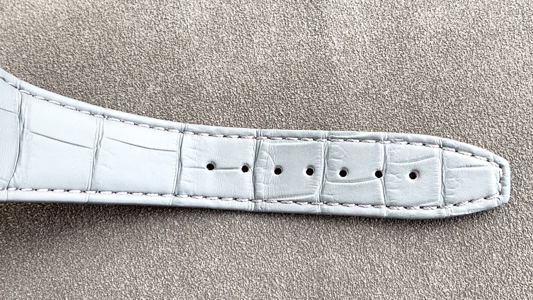 Audemars Piguet Royal Oak series 15402OR.ZZ.D003CR.01 Gypsophila watch.