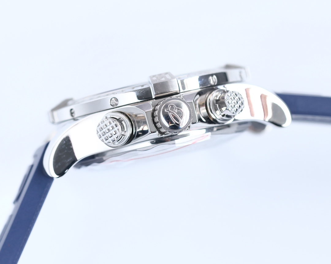 Breitling Avenger Chronograph 43