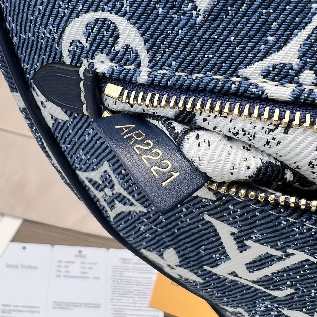 LV164879 denim bag