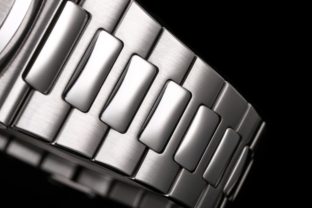 Patek Philippe Nautilus 5712/1A-001 multi-function watch