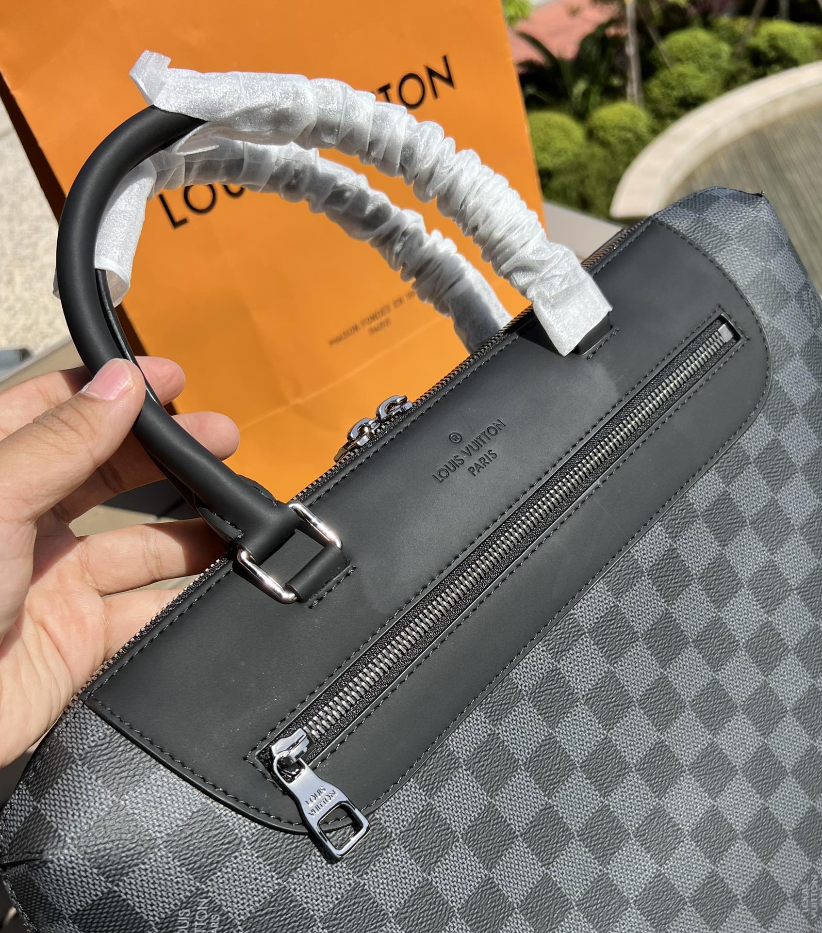 LV164402 men's bag