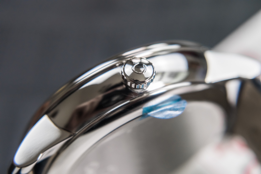 Omega Kinetic Die Fei is equipped with 2824